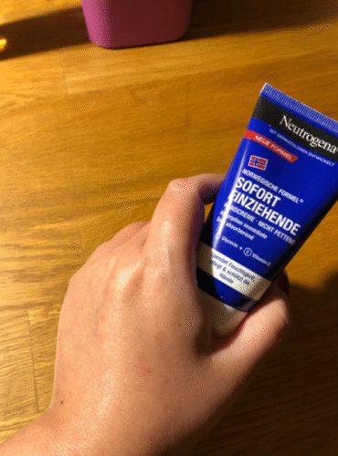 Neutrogena Sofort einziehende Handcreme, leichte und nicht fettende Feuchtigkeitscreme mit Glycerin + Vitamin E bei trockenen, rissigen Händen 75 ml photo review