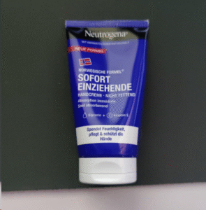 Neutrogena Sofort einziehende Handcreme, leichte und nicht fettende Feuchtigkeitscreme mit Glycerin + Vitamin E bei trockenen, rissigen Händen 75 ml photo review