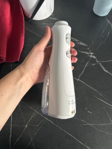 Waterpik Munddusche kabellos, Cordless Advanced, Testsieger 2024, Precision Pulse Technology, bis zu 99,9 Prozent Plaque Entfernung, 4x Aufsätze, 3 individuelle Modi, Induktionsladesystem, Schwarz photo review