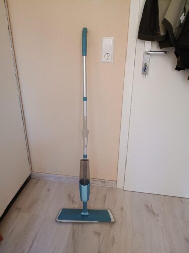 Bodenwischer mit Sprühfunktion, MEXERRIS 410ml Sprühwischer mit 3-Mikrofaserbezug und Schaber, 360 Grad Rotierender Wischmopp Wischer Boden für Schnelle Reinigung Hartholz, Marmor, Laminat, Fliesen photo review
